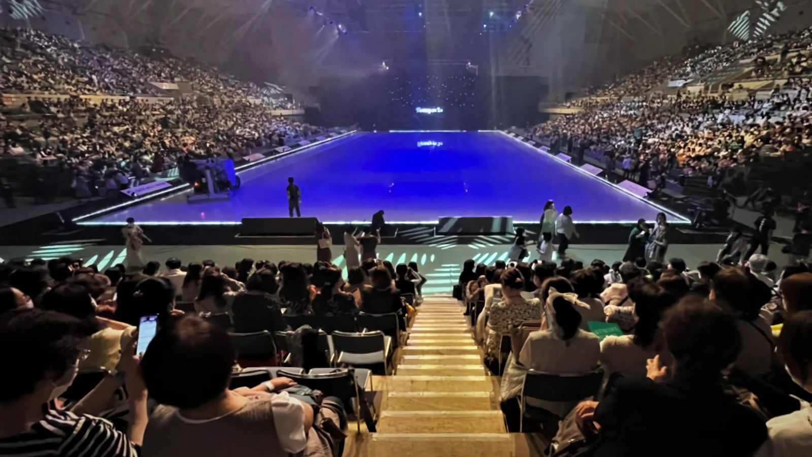 エコパアリーナの客席側から中央フロアと東西スタンドを見渡した2022年イベント時の参考実景