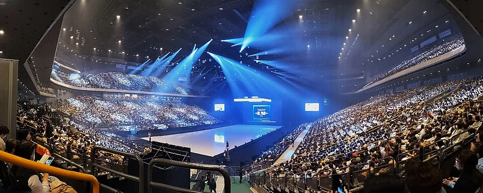 GMOアリーナさいたまの側面客席から中央フロアと複数階スタンドを見渡した2023年イベント時の参考実景