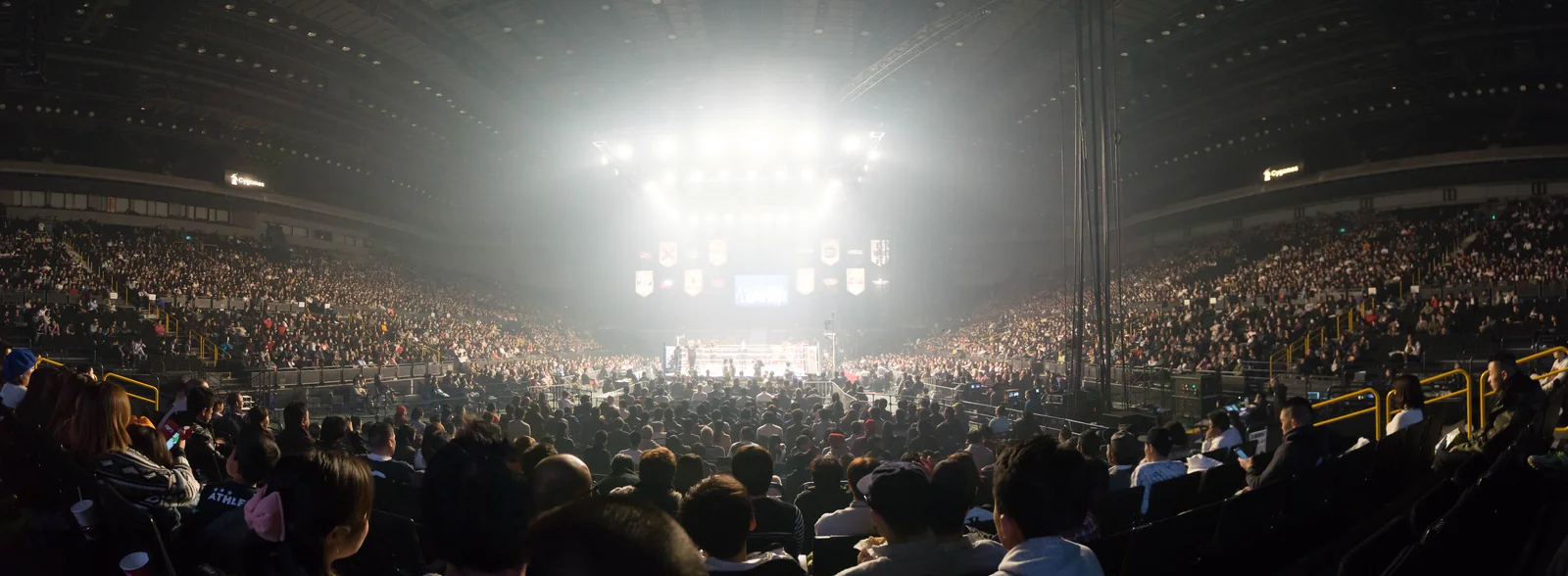 GMOアリーナさいたまの客席側から中央フロアと左右のスタンドを広く見渡した2016年イベント時のパノラマ参考実景