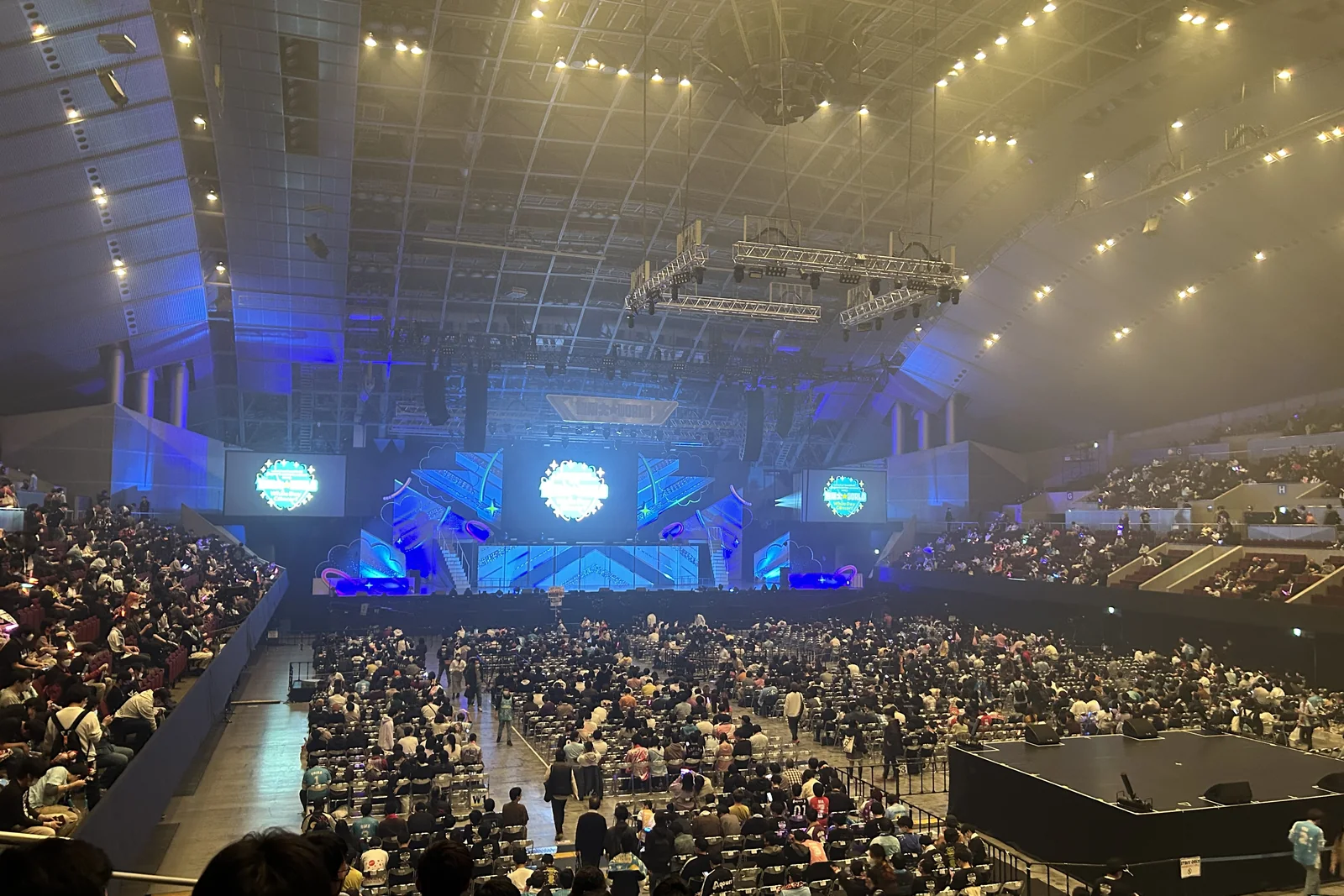 幕張メッセ 幕張イベントホールで中央アリーナと左右・上層のスタンドを見渡した2023年コンサート時の参考実景