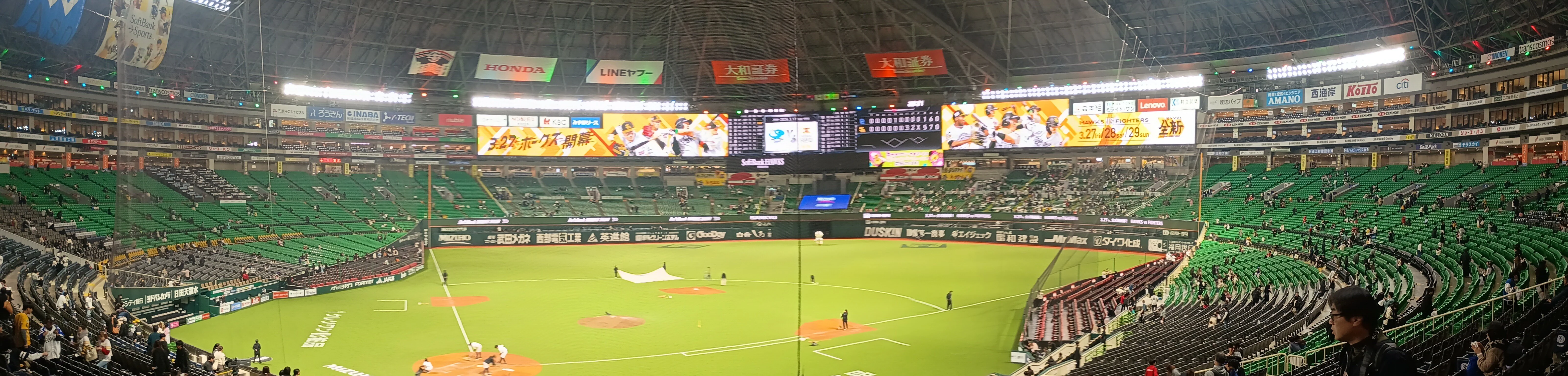 みずほPayPayドーム福岡のバックネット裏から中央フィールドと周囲の固定スタンドを見渡した2026年の館内パノラマ参考実景