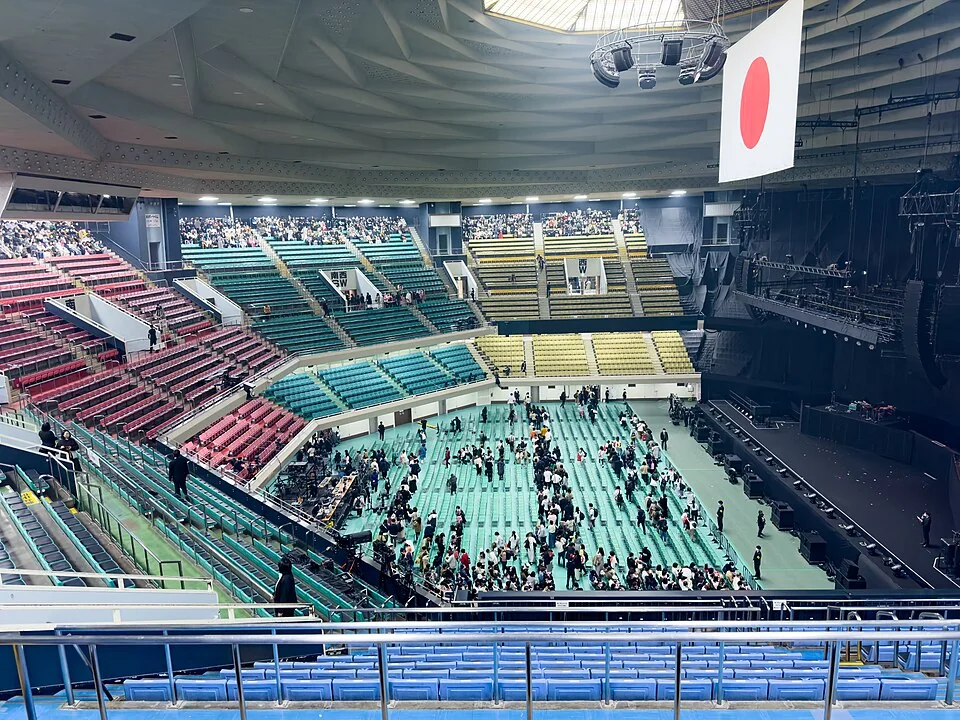 日本武道館の上層客席側からエンドステージ、アリーナ、1階と2階スタンドを見渡した2022年コンサート時の参考実景