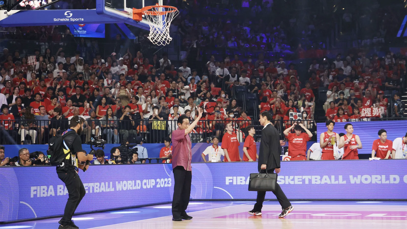沖縄サントリーアリーナで2023年FIBA開催時にコートと周囲のすり鉢状スタンドを見渡した館内参考実景