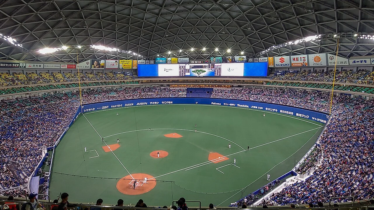 バンテリンドーム ナゴヤのスタンド側から中央フィールドと固定スタンドを見渡した2019年の館内参考実景