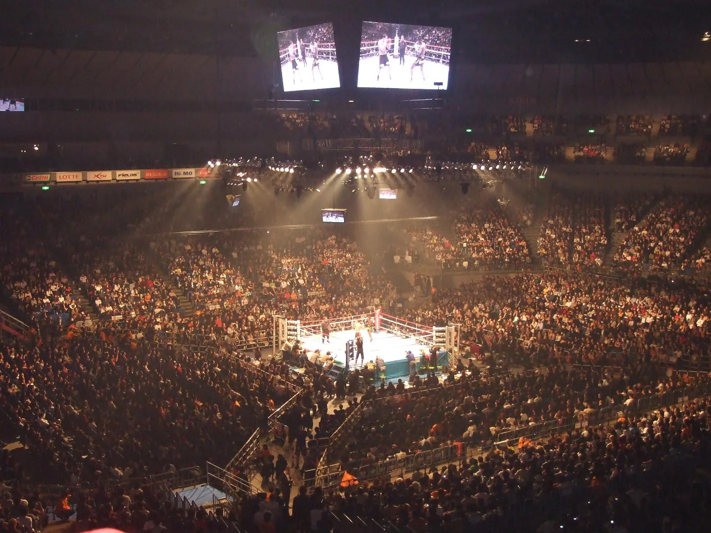横浜アリーナの上層側から会場全体を見渡した参考実景